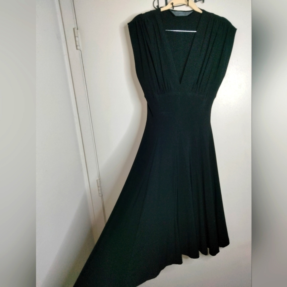 Norma Kamali (Size M) Elegant Black V-Neck Stretch Cap Sleeve Fit & Flare Dress